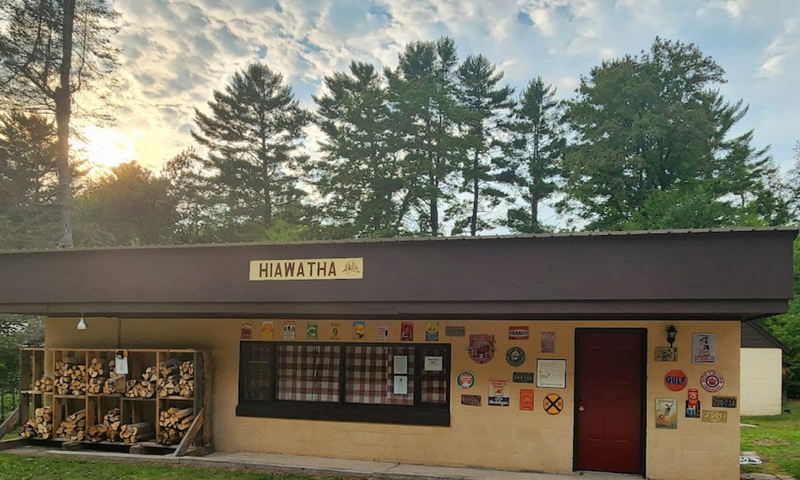 Hiawatha Cabins (Midway Cabins & Service) - Hiawatha Cabins (newer photo)